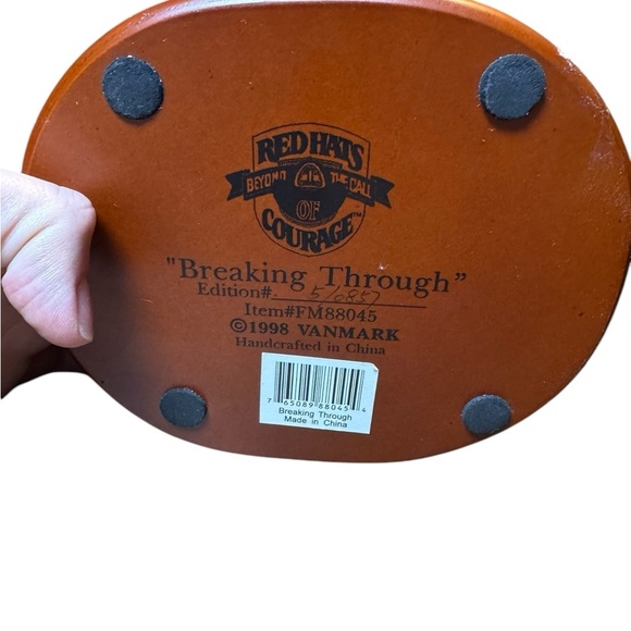 🔥✨VANMARK 1998 “Breaking Through” Firefighter Sculpture Red Hats✨🔥 - Picture 6 of 6